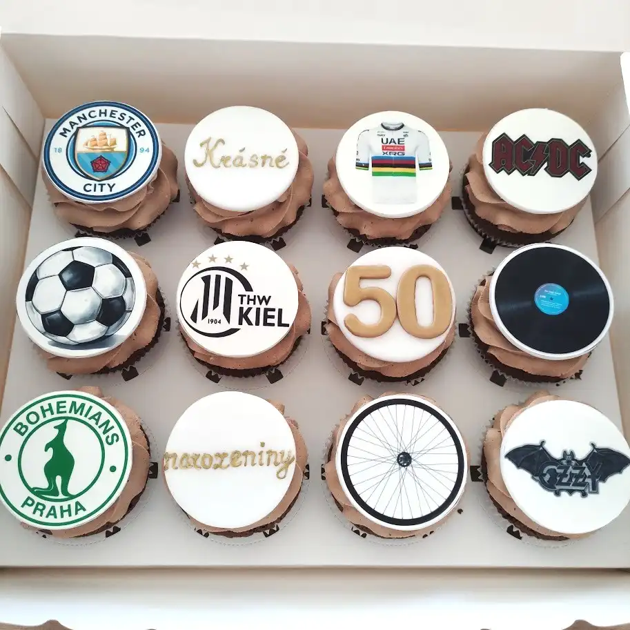 Bezlepkové narozeninové cupcakes k 50. narozeninám fotbal hudba Praha