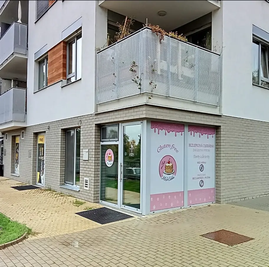 Pohled z ulice na provozovnu bezlepkové cukrárny MIvCakes Praha Slévačská